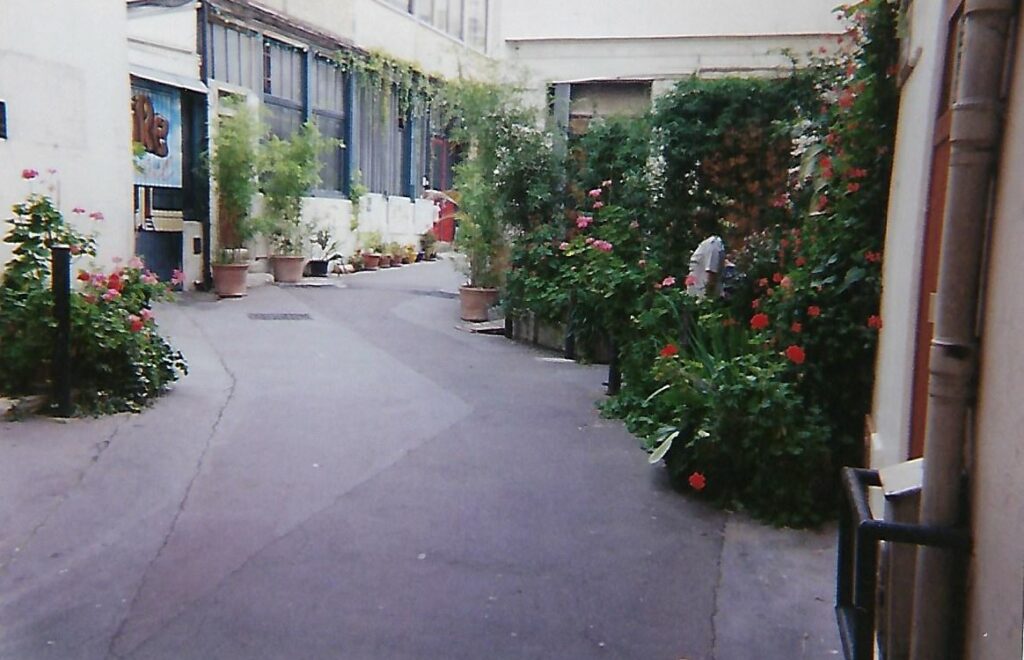 Cour intérieure de La Folie Théâtre